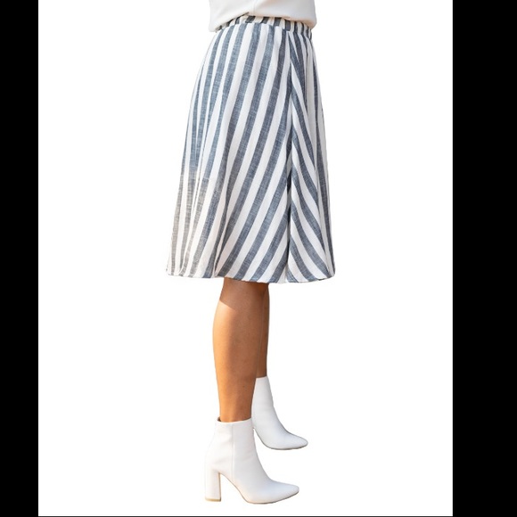 Gray and white striped midi skirt - Picture 5 of 5